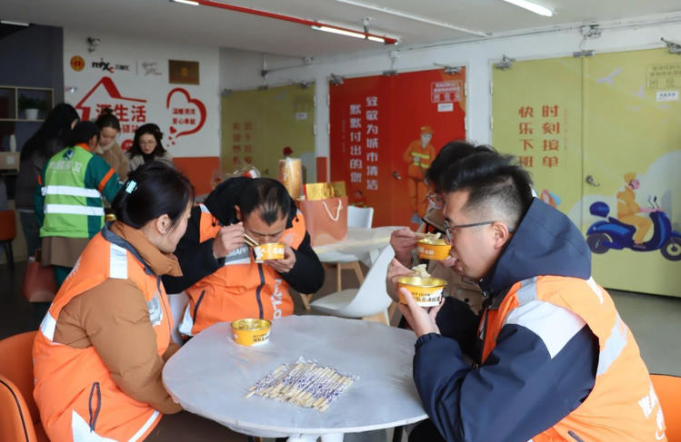 1765244249869414.jpg 南昌市青山湖区京东镇万象汇工会爱心驿站.jpg