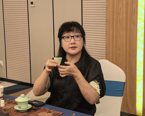 周玲.png